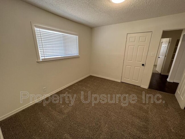 Building Photo - 945 De Moll Dr
