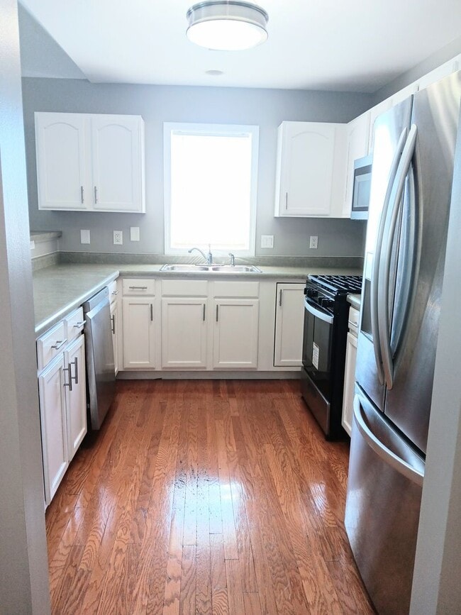 Building Photo - Spacious Condo with Modern Comforts