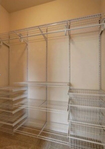 closet - 1601 NE Katsura St