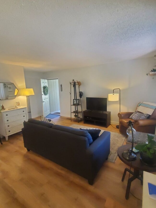 Building Photo - Updated and Spacious 1 Bedroom with Attached Garage!