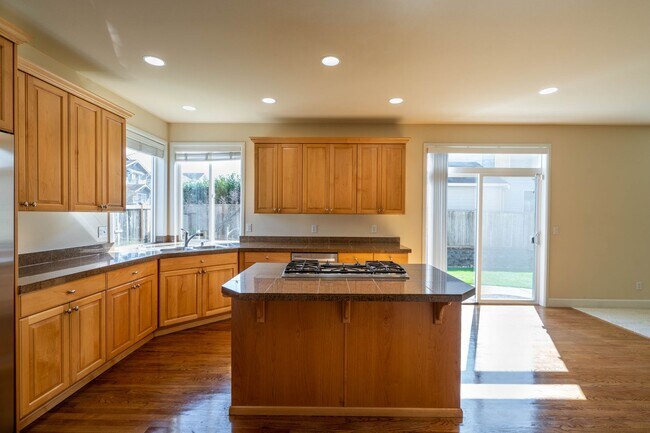 Building Photo - 5Br/3.25Ba Sammamish Home