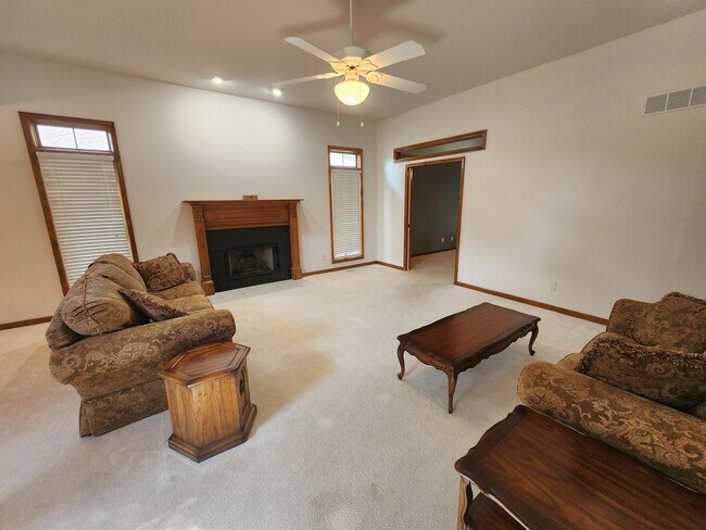 Building Photo - Executive 3+BR, 3BTH Rancher, 2car gar (with ALL utilities only $450/mo) and lawncare and snow re...
