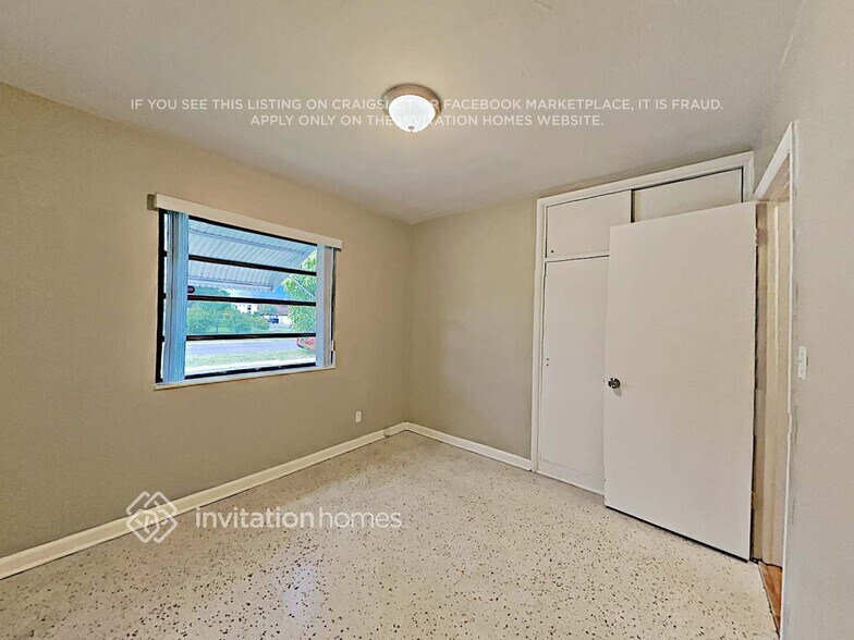Building Photo - 6700 SW 19th St