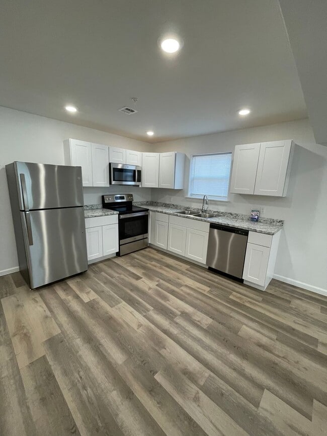 Building Photo - Townhomes Now Available in Strafford MO!