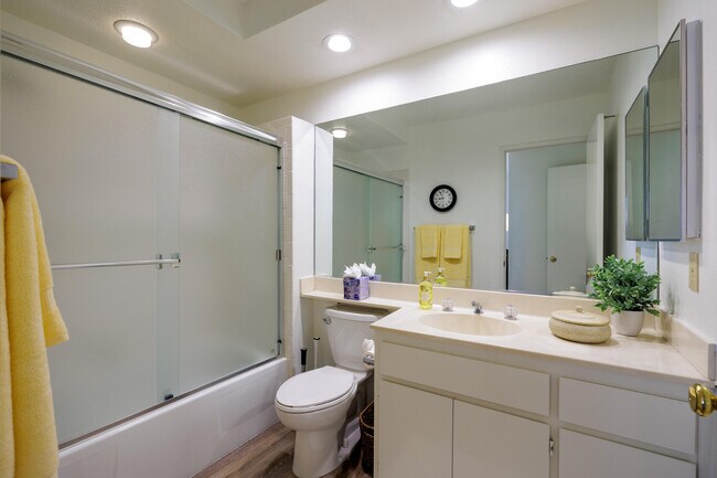 Building Photo - 156 Falls Ct