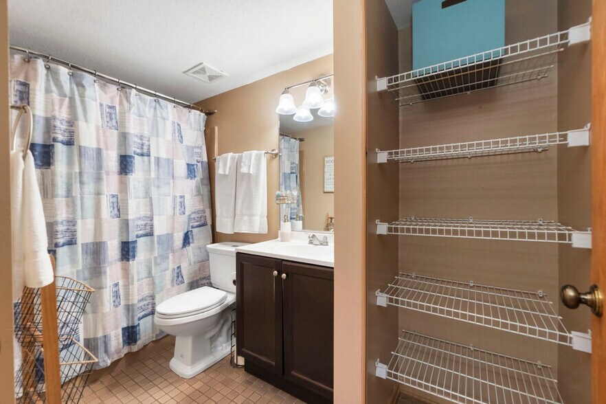 Building Photo - 4920 Lake Ct