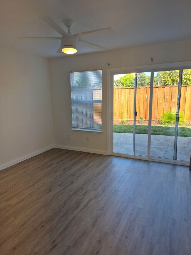 Interior Photo - 115 Lloyd Ct