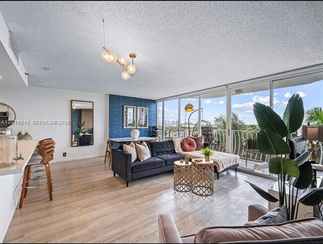 Building Photo - 7601 E Treasure Dr