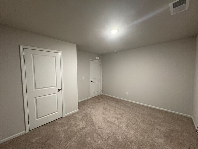 Building Photo - Charming 4-Bedroom Home with Spacious Livi...