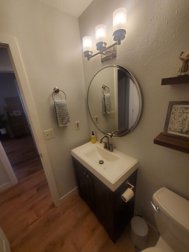 Building Photo - Updated and Spacious 1 Bedroom with Attached Garage!