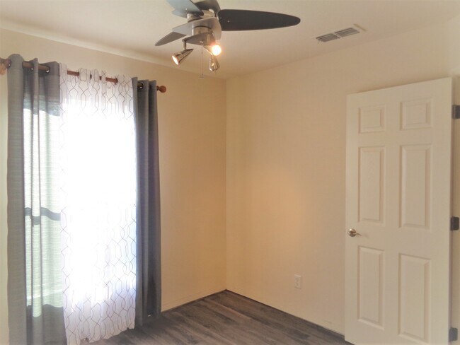 Building Photo - 1636 Pointe W Wy