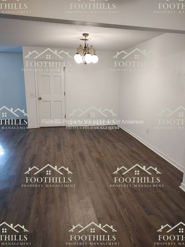 Building Photo - 130 Tanglewood Dr