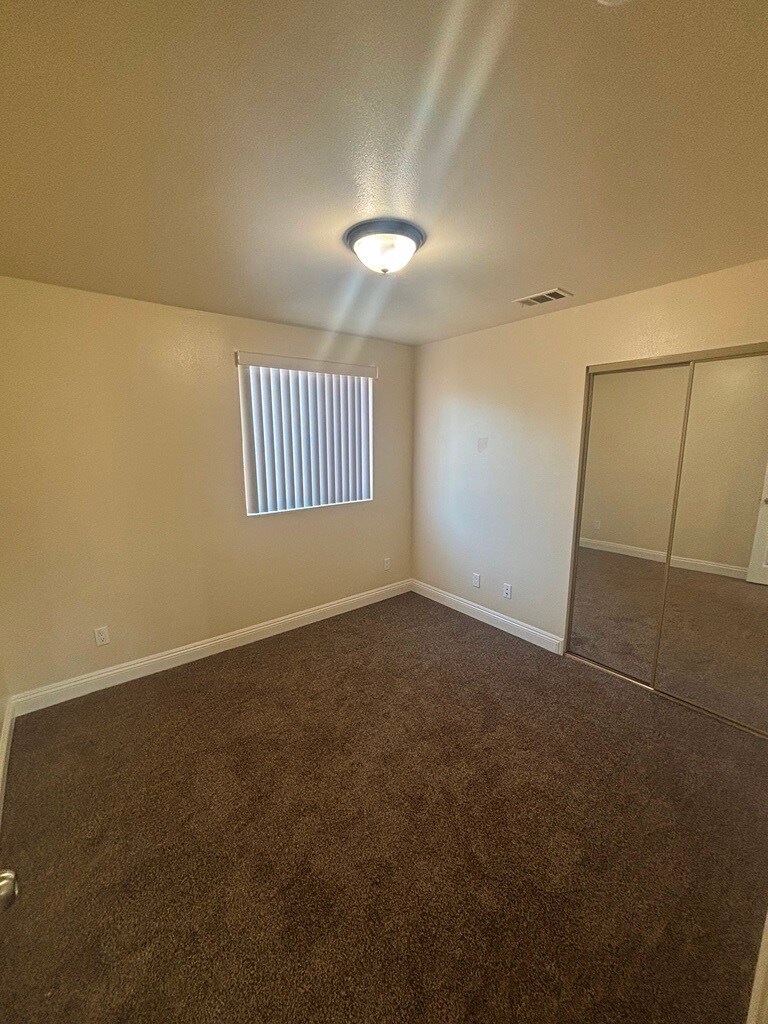 Building Photo - 156 W 71st St