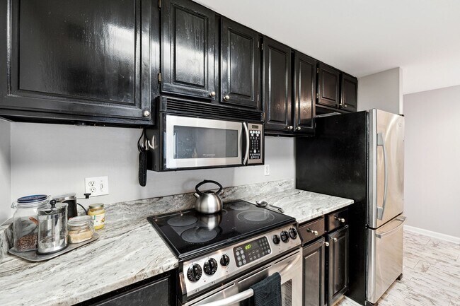 Building Photo - Renovated Condo with Skyline Views