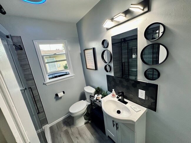 Building Photo - 1220 N Cordova St