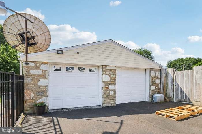 Building Photo - 9959 Ferndale St