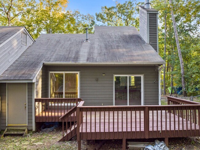 Building Photo - Newly Updated 2 Bedroom, 2 Bath Duplex nea...