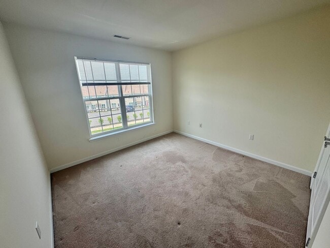 Building Photo - Spacious 3BR/2.5BA Townhome in Desirable B...