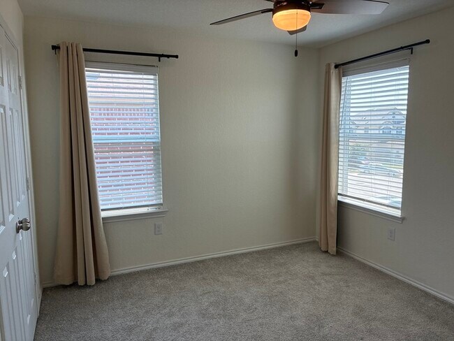 Building Photo - -=Get your second month’s rent FREE when y...