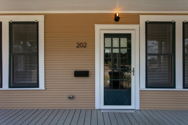 Building Photo - Fabulous 1925 Home in Bryan