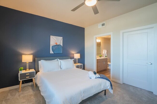 Building Photo - 1890 S Country Club Way