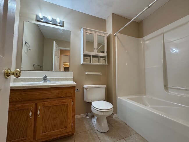 Building Photo - Freshly Painted Beautiful 3 Bedroom, 2 Bat...