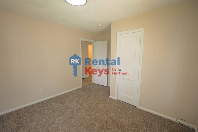 Building Photo - Three Bedroom House | New Flooring