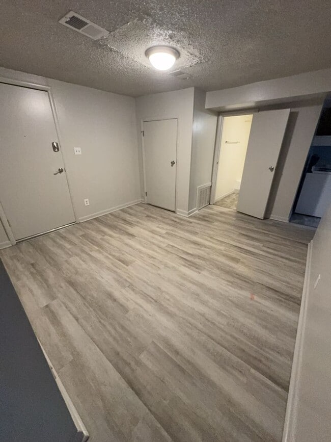 Building Photo - Bright & Spacious 3 Bed 1 Bath Apartment