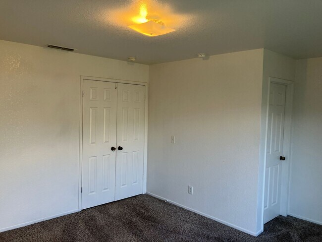 Building Photo - 3813 Saguaro Cir