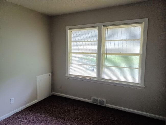 Building Photo - Cozy 3 bedroom, 1 bath home on Northeast side