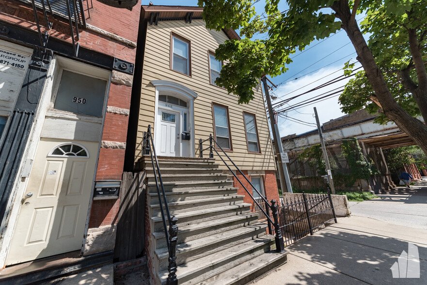 Building Photo - 948 W Willow St