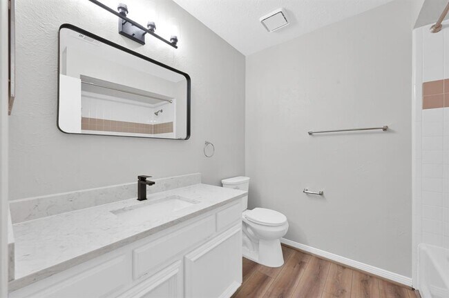 Building Photo - 3843 Knollcrest Dr