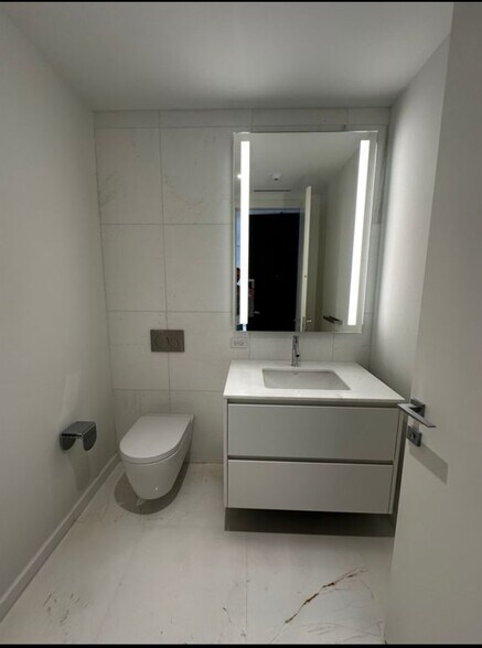 Building Photo - 2921 SW 38th Ct