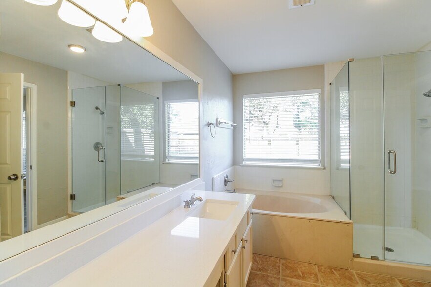 Building Photo - 2711 Knollbrook Ln