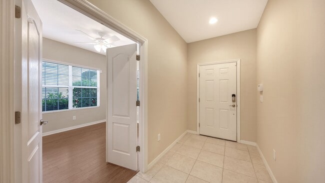 Building Photo - 2/2 plus den/office Villa in with a 2 car garage