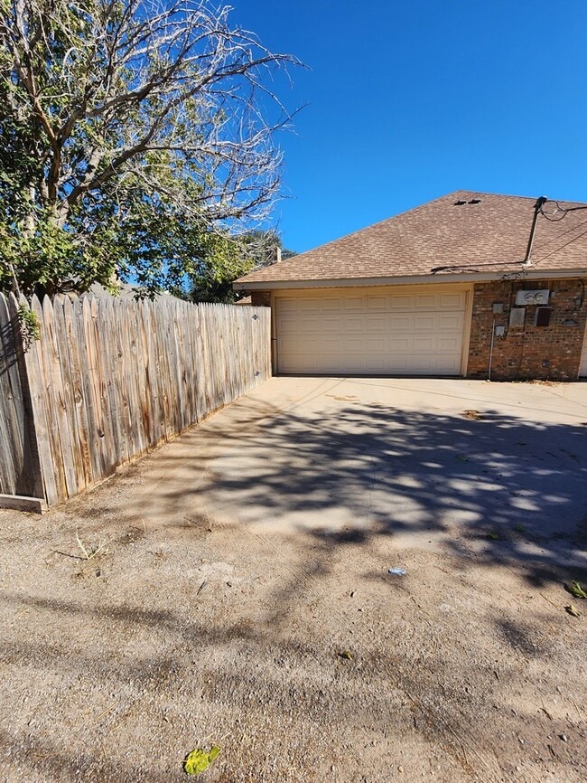 Building Photo - 2 bed 2 bath, 2 car garage