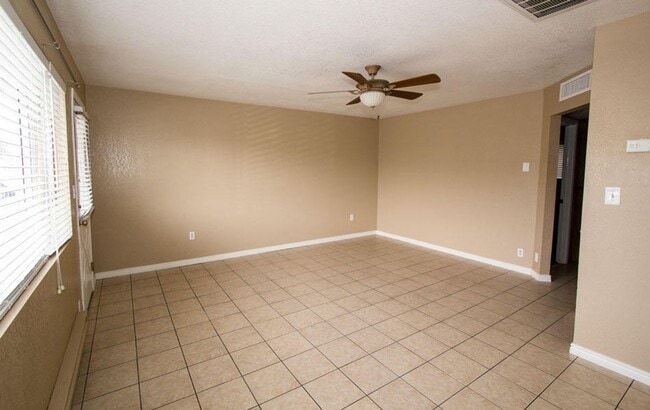 Building Photo - Charming 2 Bedroom Home Near the Heart of ...