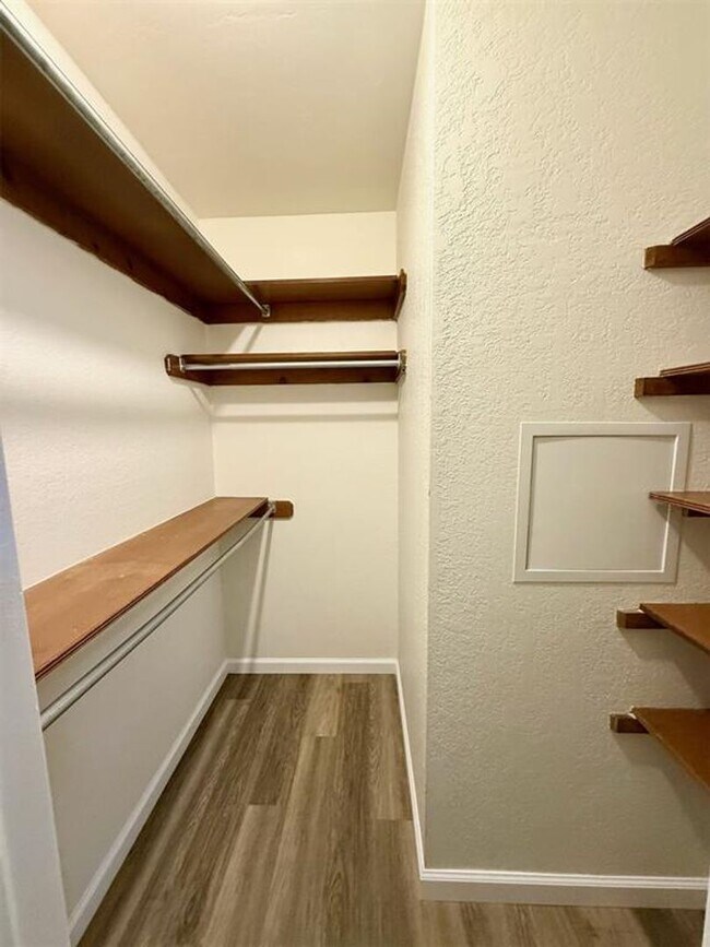 Building Photo - Super cute 2/2/2!