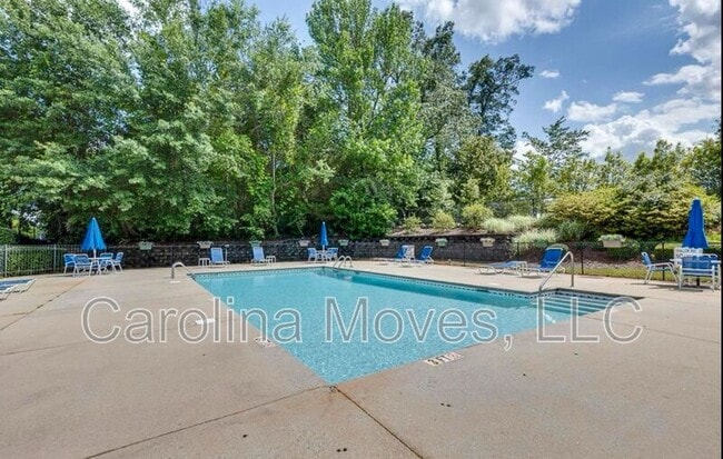 Building Photo - 500 Cliffview Ct