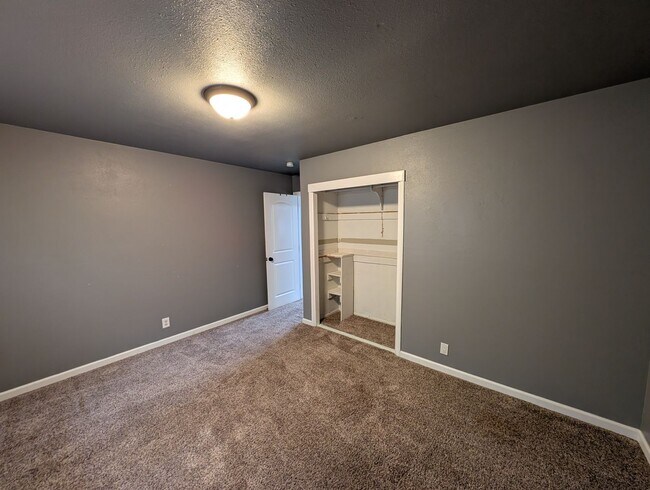 Building Photo - Single Family Home Near Shopping and Schools