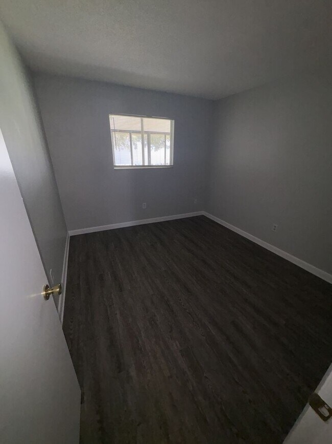 Building Photo - 539 E Rosewood Ln