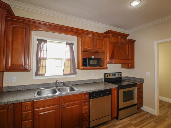 Building Photo - Charming Townhome Close to Downtown Pulaski