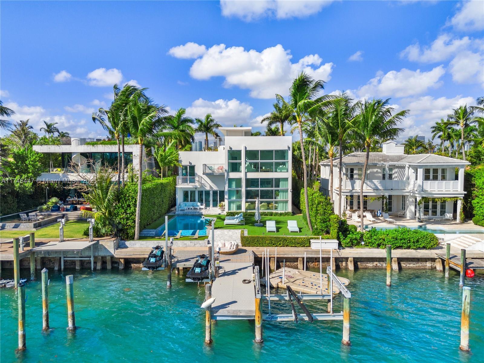 Building Photo - 1061 N Venetian Dr