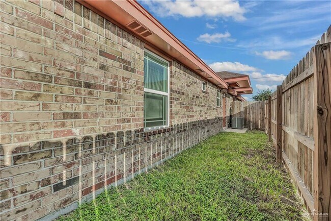 Building Photo - 706 Thompson Rd