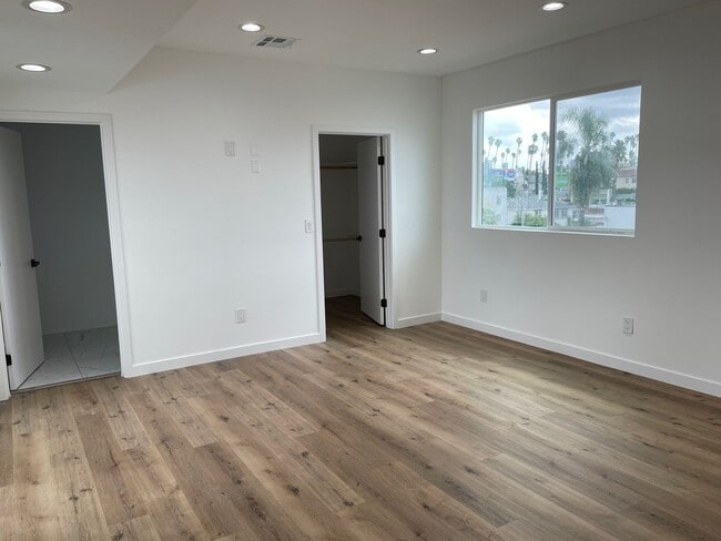 Building Photo - 341 N Kenmore Ave