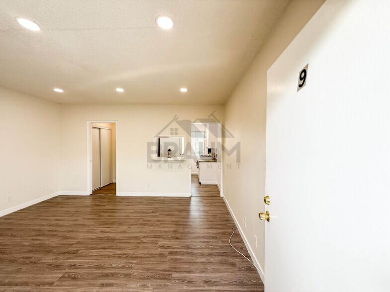 Building Photo - 15546 Vanowen St