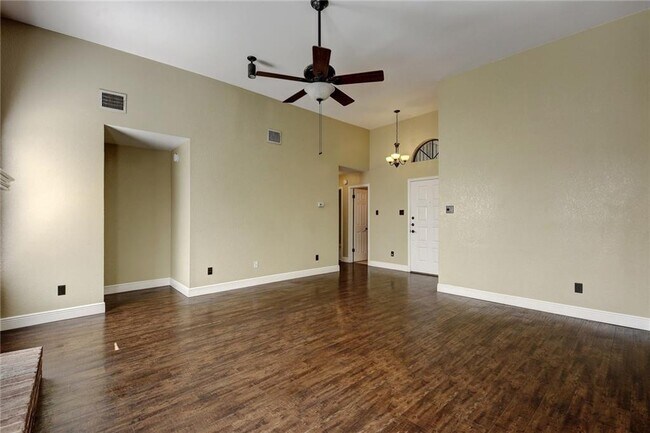 Building Photo - 15811 De Peer Ave