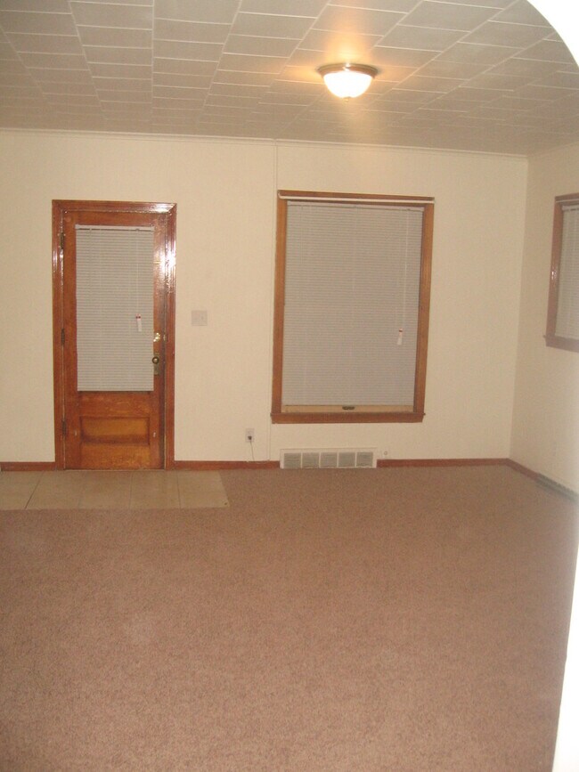 Building Photo - Court St Duplex