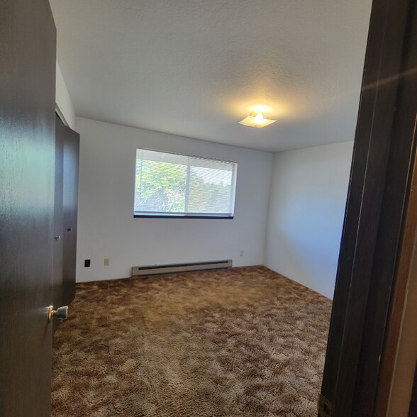 Building Photo - 1043 Lookingglass Rd