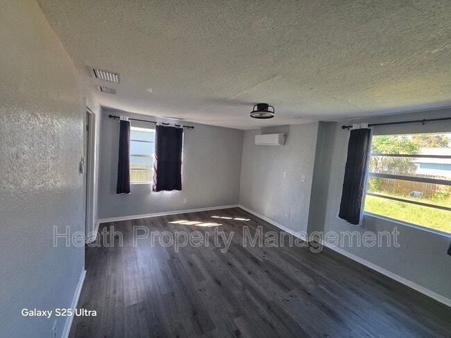 Building Photo - 1425 40th St S